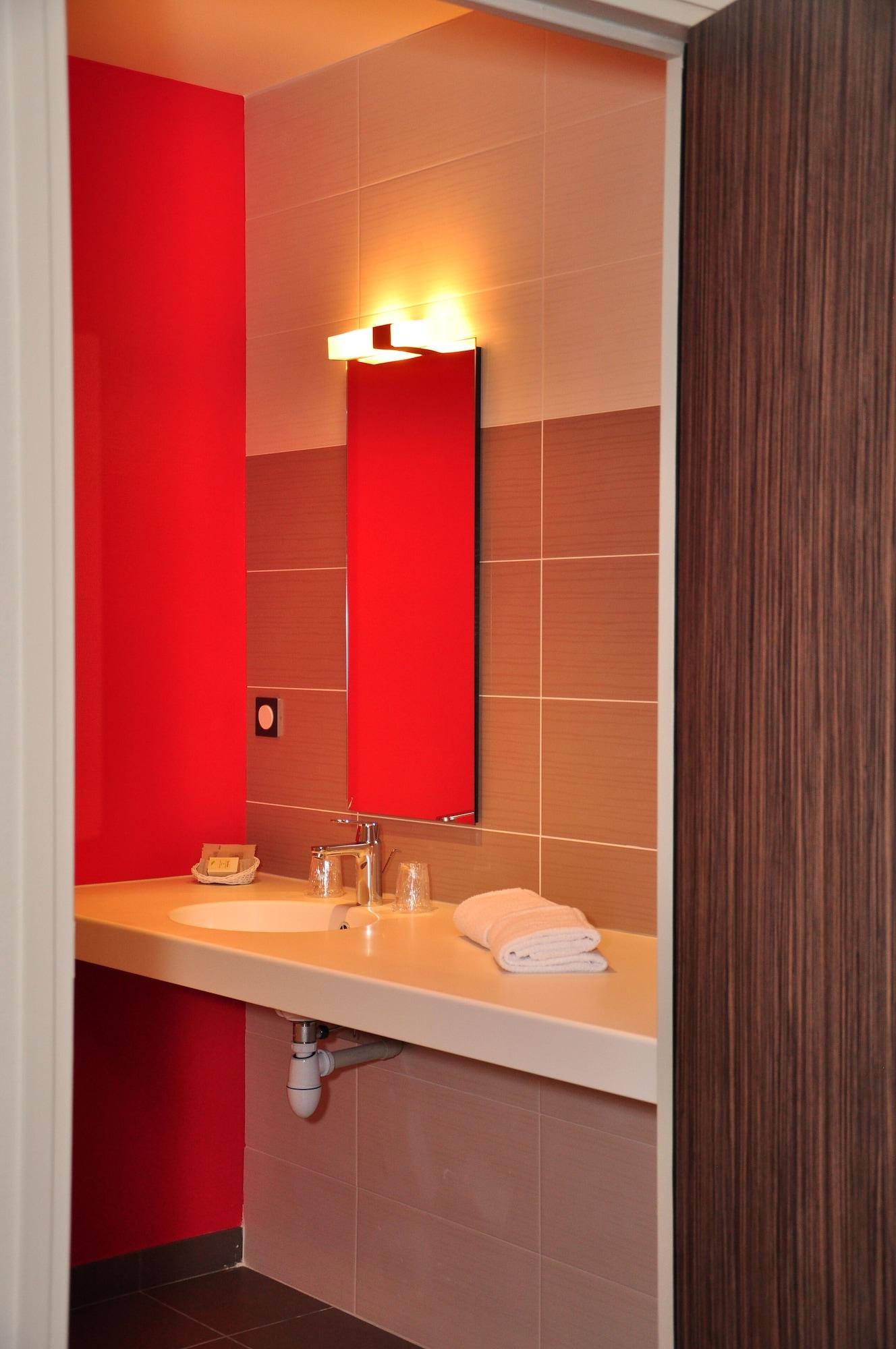 Logis Hotel A La Bonne Auberge Laval  Ngoại thất bức ảnh