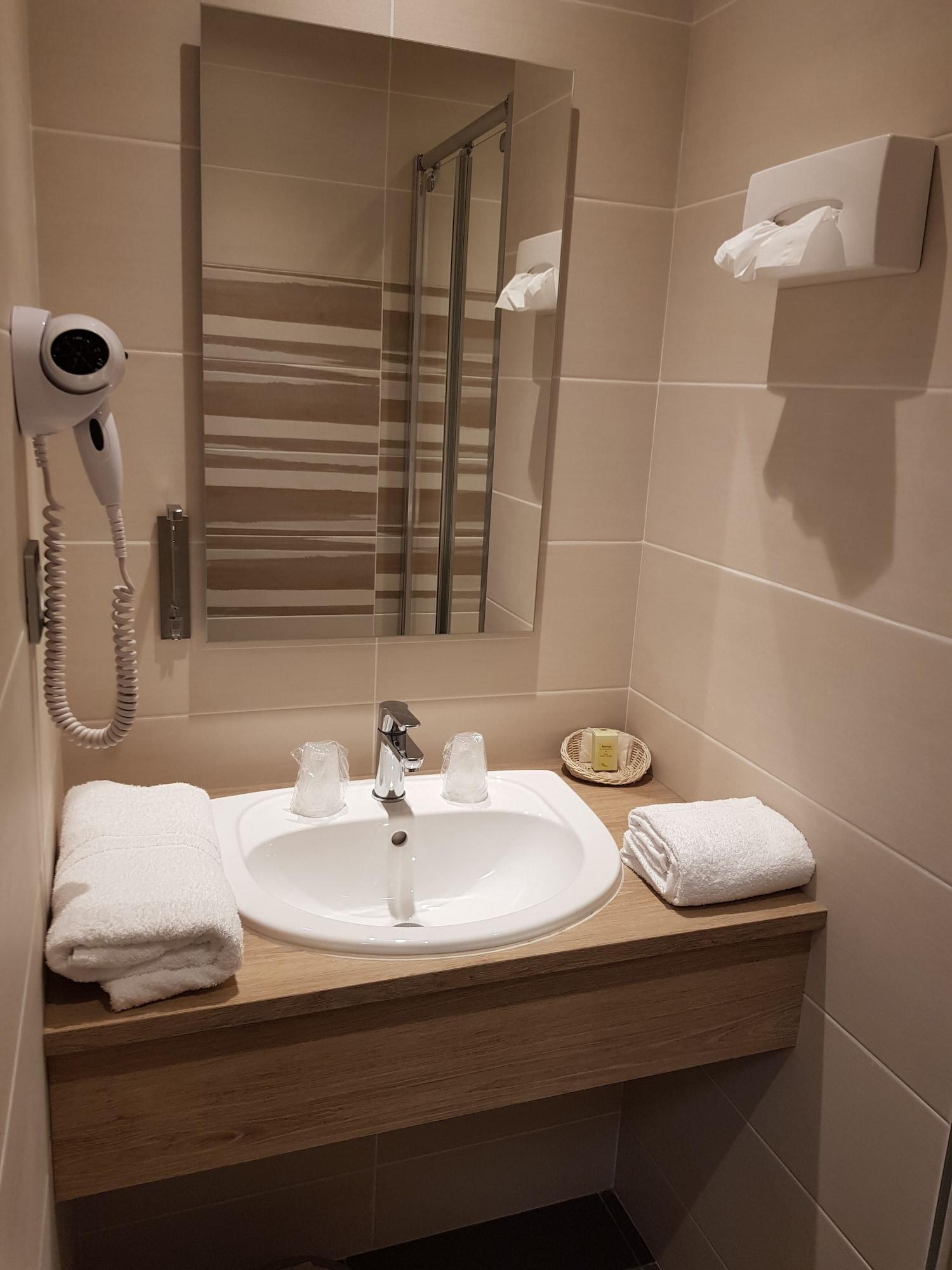 Logis Hotel A La Bonne Auberge Laval  Ngoại thất bức ảnh