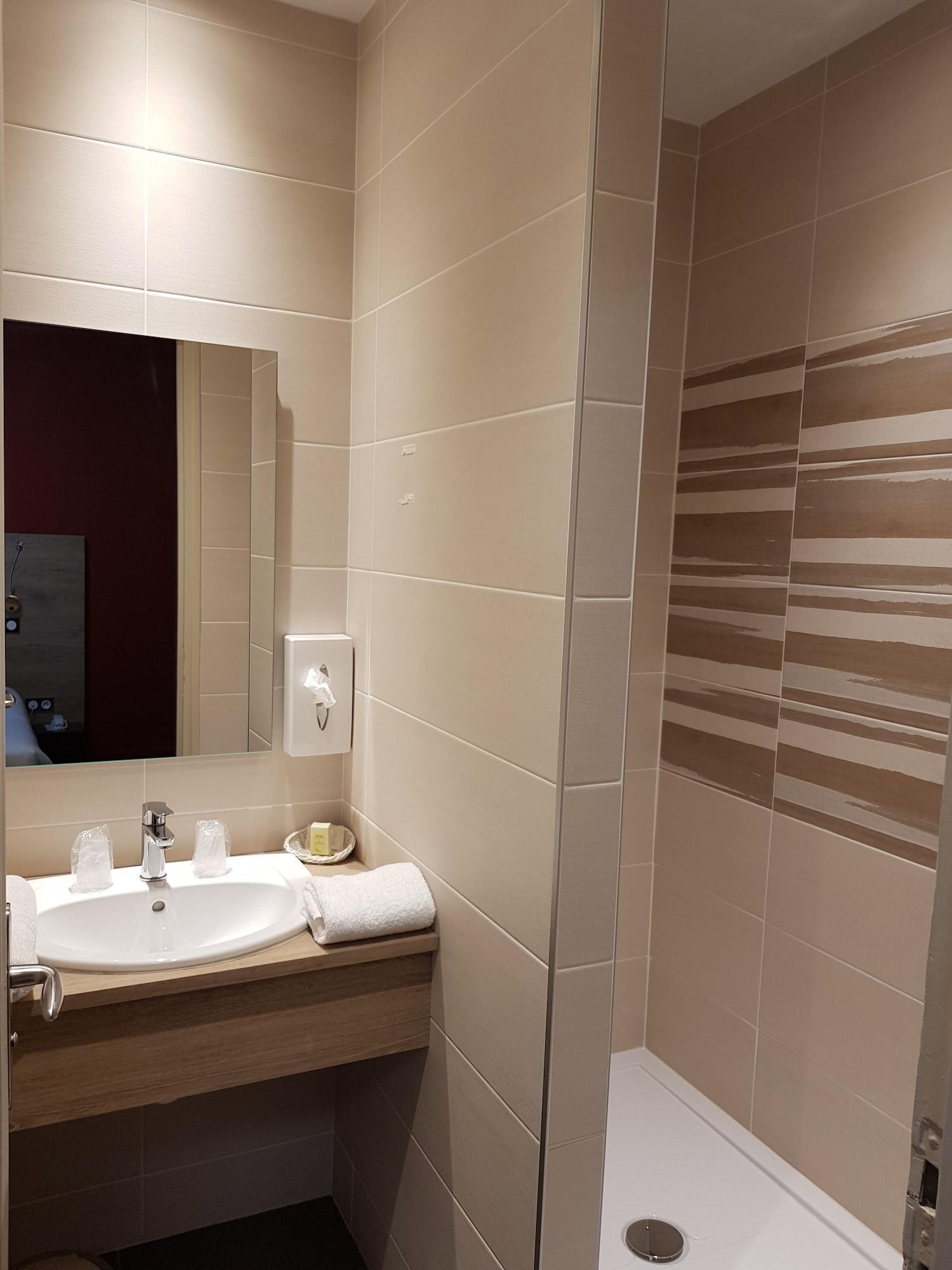 Logis Hotel A La Bonne Auberge Laval  Ngoại thất bức ảnh