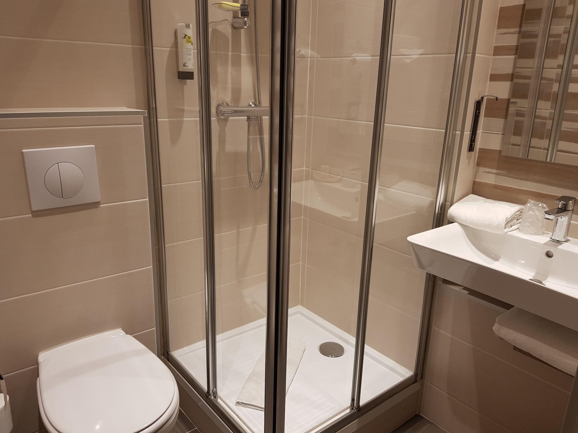 Logis Hotel A La Bonne Auberge Laval  Ngoại thất bức ảnh